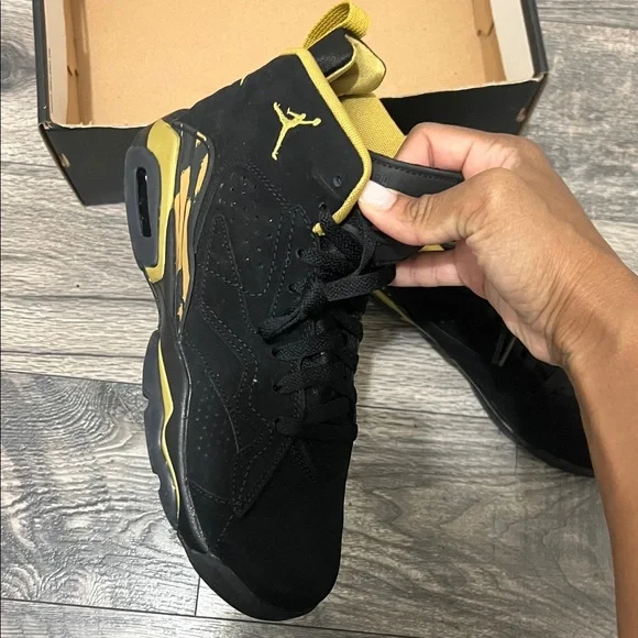Jordan Kids Sneakers Black and Gold - Picture 2 of 11